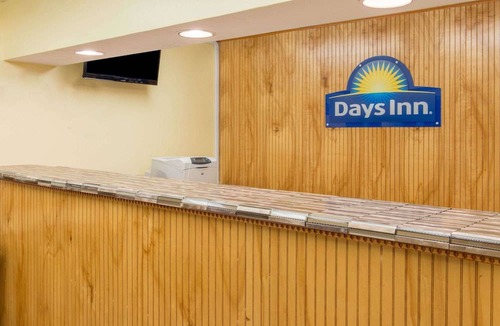 Murlin Heights Hotel | Days Inn & Suites by Wyndham Dayton North