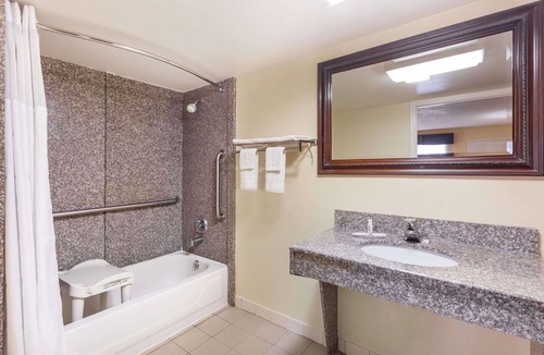 Warner Robins Hotel | Days Inn & Suites by Wyndham Warner Robins Near Robins AFB
