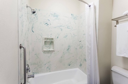 South Gate Hotel | Days Inn & Suites by Wyndham South Gate