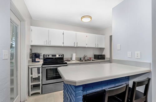 South Daytona House | Daytona Beach Getaway 3BR Near Speedway Fast WiFi & Private Parking