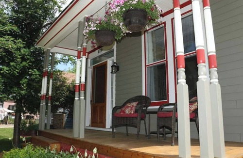 Deadwood House | Deadwood’s Old Front Porch as featured in Destination Deadwood Magazine