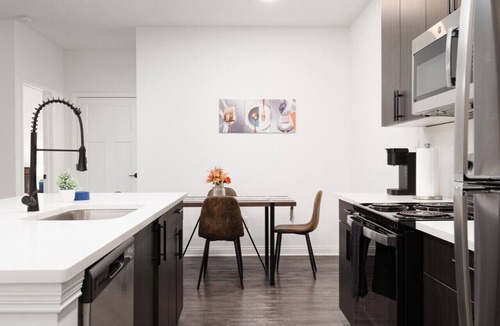 Whitestown Apartment | Decadent Haven Spacious 2BR 2BA King Beds WFH GYM