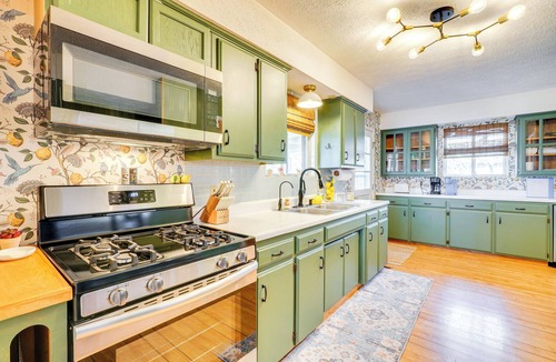 Eagle Rock House | Deck & Lake Views: Modern Eagle Rock Gem