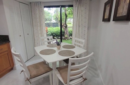 Deerfield Beach Condo | Deerfield Beach golf, entertainment and malls, first floor condo vacation