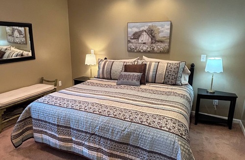 Marshall House | Delightful 4 bdrm Farmhouse and 1 bdrm Barnsuite near Turkey Run State Park