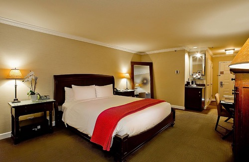 Cupertino Hotel | Deluxe 1 King Room at Cupertino Hotel, Onsite Swimming Pool, Free Parking!