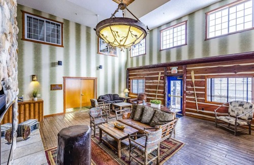 Peoria Hotel | Deluxe 2 Double Beds in Stoney Creek Peoria! Free Breakfast Stay by the I-74