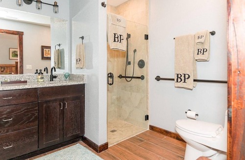 Bronson Resort | Deluxe King One-Bedroom Cottage (Mobility Accessible)