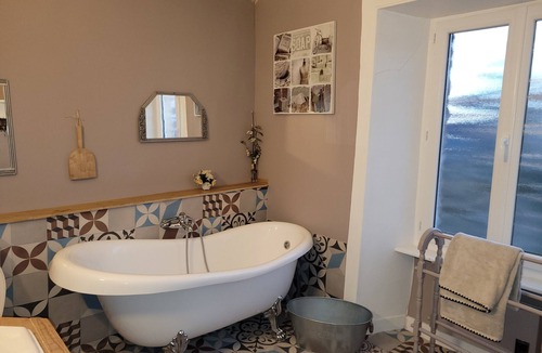 Sainte-Mere-Eglise House | Demeure Avec Spa, Espace Jeu, Babyfoot, Idéal Pour les Familles