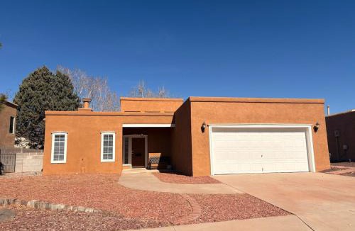Northeast Heights House | Desert Charm Retreat with Pool Table in NE Heights