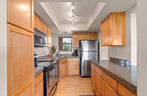 Tucson Condo | Desert Hideaway - Modern 2 Bdr w/Mountain Views, Pool, & Hot Tub