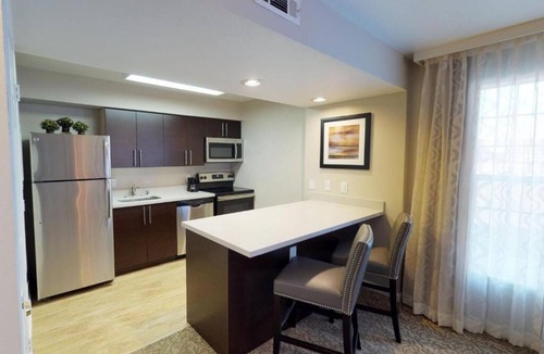 Newark Hotel | Desk & Fireplace Included – Spacious 2 Suite with Free Breakfast