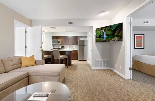 Newark Hotel | Desk & Fireplace Included – Spacious 2 Suite with Free Breakfast