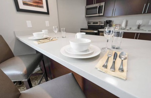 Newark Hotel | Desk & Fireplace Included – Spacious 2 Suite with Free Breakfast