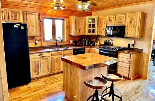 Baraboo Cabin | Devil’s Lake 5BR Log Cabin w/Fireplace - Near Wisconsin Dells