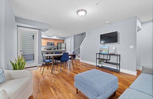 Broadview House | Dog friendly 3 BR Townhome with Olympic Mtn View. Easy access to downtown.