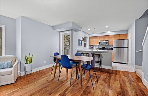 Broadview House | Dog friendly 3 BR Townhome with Olympic Mtn View. Easy access to downtown.