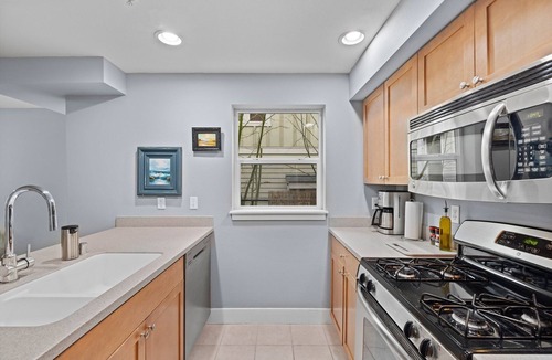 Broadview House | Dog friendly 3 BR Townhome with Olympic Mtn View. Easy access to downtown.