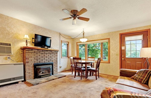 Eagle River Cottage | Dog-friendly cabin w/private deck, shared tennis court & dock on Voyageur Lake!