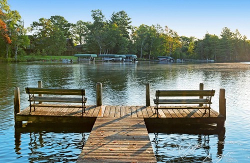 Eagle River Cottage | Dog-friendly cabin w/private deck, shared tennis court & dock on Voyageur Lake!