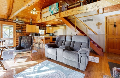 Buffalo Prairie House | Dog-Friendly Rural cabin and loft with foosball table, W/D, near-by golf, WIFI