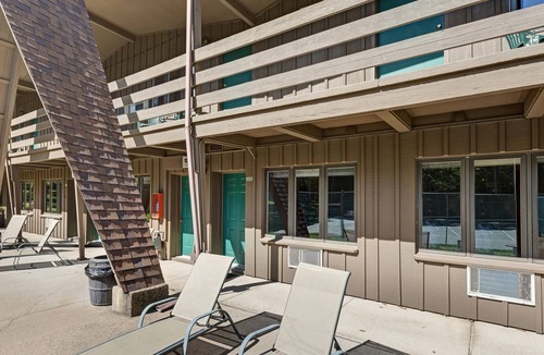 Eagle River Apartment | Dog-friendly suite w/ shared dock, tennis, basketball court & water views!
