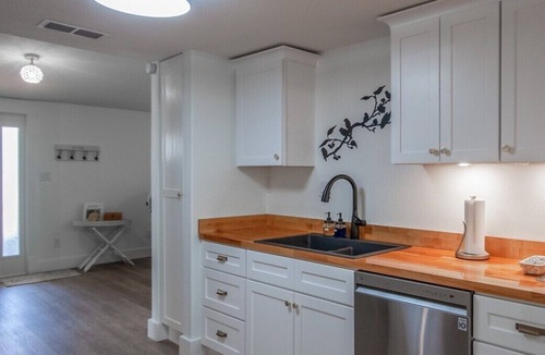 Mount Dora Cottage | Dora's Nest: Central Stylish Home | King Bed | 3BR