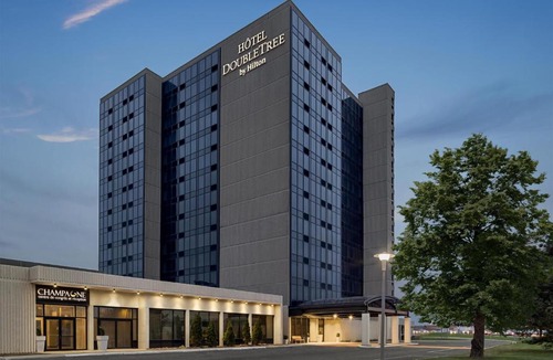 Pointe Claire Hotel | Doubletree By Hilton Pointe Claire Montreal Airport West