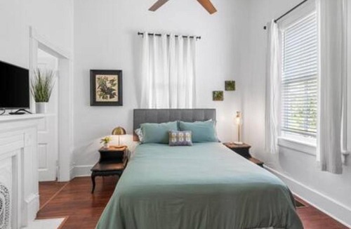 Mobile House | Downtown 3BR Cottage: 5m Walk Pets OK