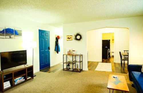 Ironwood House | Downtown Blue Room at Villages on Aurora