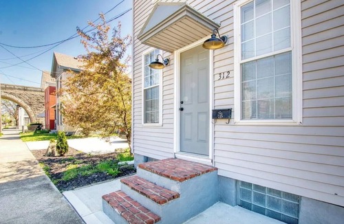 Hamilton House | Downtown Hamilton Retreat - Walk to Dining + Sleeps 5+