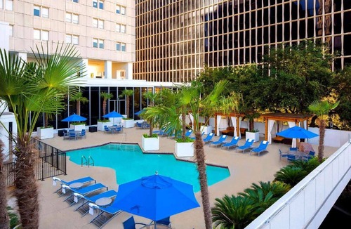 Central Business District Hotel | Downtown Houston Retreat | Free Shuttle + Outdoor Pool