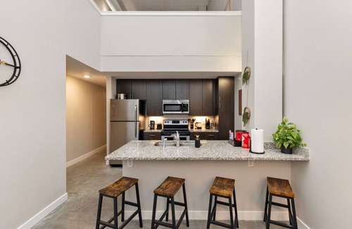 Downtown Des Moines Apartment | Downtown Lofted Suite 2BR/2BA - Prime Central Spot
