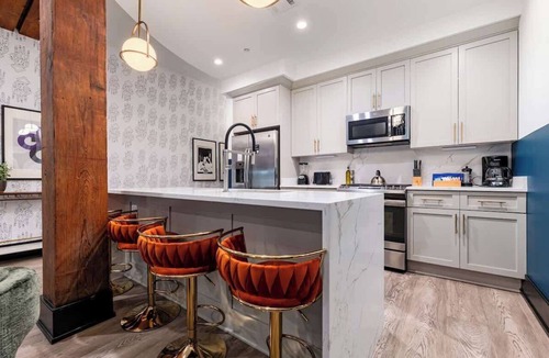 Central Business District Hotel | Downtown NOLA Luxury Hotel Rooftop Pool Sleeps 6