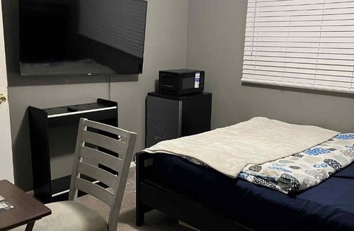 Richmond Heights House | Downtown Private Deluxe Room