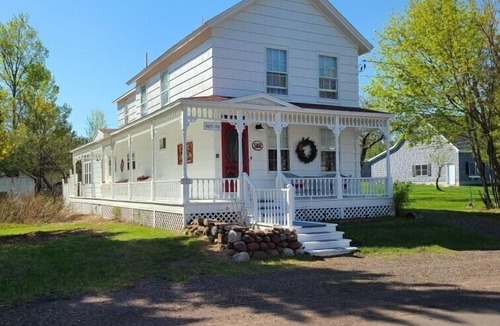 Eagle River House | Dragonfly Cottage: A Summer Haven in the Keweenaw Peninsula