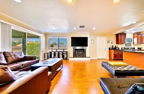 Anaheim Colony Historic District House | Dream Getaway