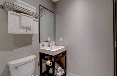 Northeast Mississauga Hotel | Dream Suites - Deluxe Queen Suite
