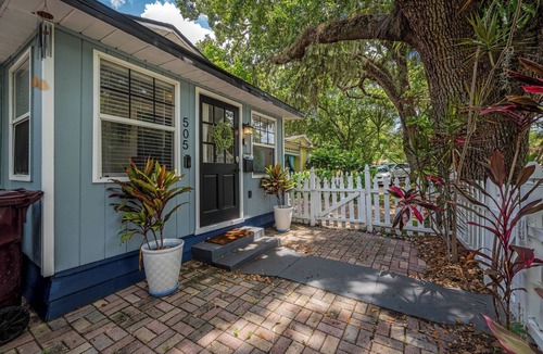Lake Davis - Greenwood House | DT505 - 1BR Downtown Bungalow in Orlando