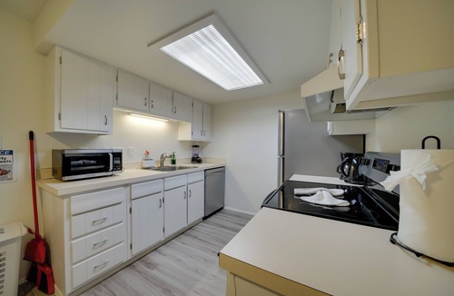 Lake Hills House | Duplex Group Getaway 3 Mi to Dtwn Bellevue!