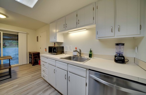 Lake Hills House | Duplex Group Getaway 3 Mi to Dtwn Bellevue!