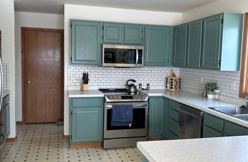 Oshkosh House | EAA rental. 3 bedrooms 2 bathrooms. 7 miles form EAA. Close to hwy