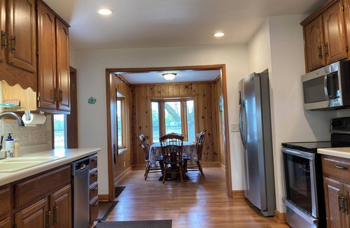 Neenah House | EAA Rental Available - Gorgeous Water Front Property - 25 min from EAA