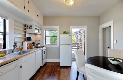 East End Apartment | East End Craftsman Studio Apt