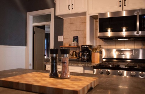 Abilene Cottage | Eclectic Design| Hot Tub| Fire Pit| Pickleball
