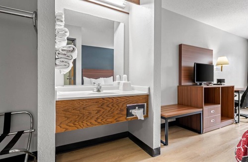 El Paso Hotel | Econo Lodge El Paso, IL