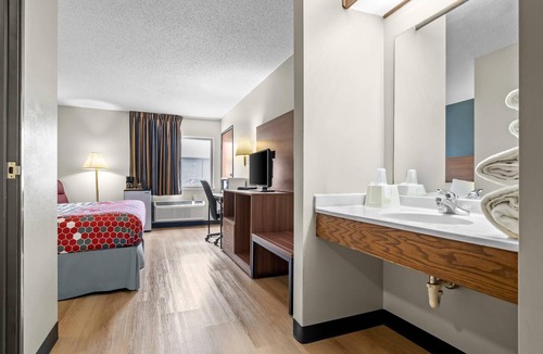 El Paso Hotel | Econo Lodge El Paso, IL