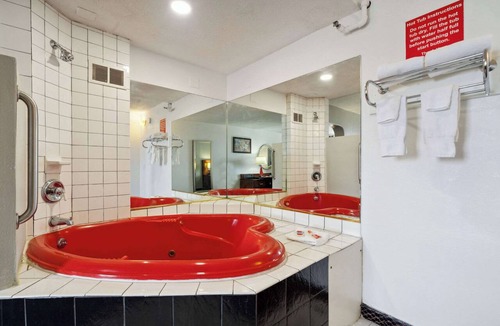 Waterloo Hotel | Econo Lodge Inn & Suites Waterloo Downtown