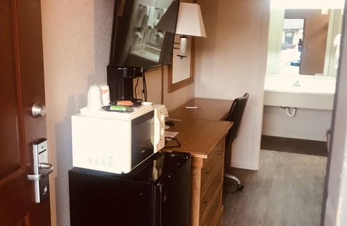 Sunset Hills Hotel | Econo Lodge Lawrence near University