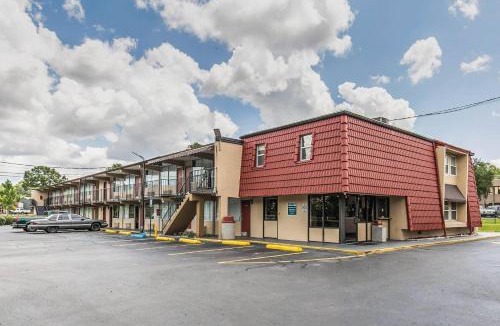 Tallahassee Cabin | Econo Lodge Tallahassee I-10 near University